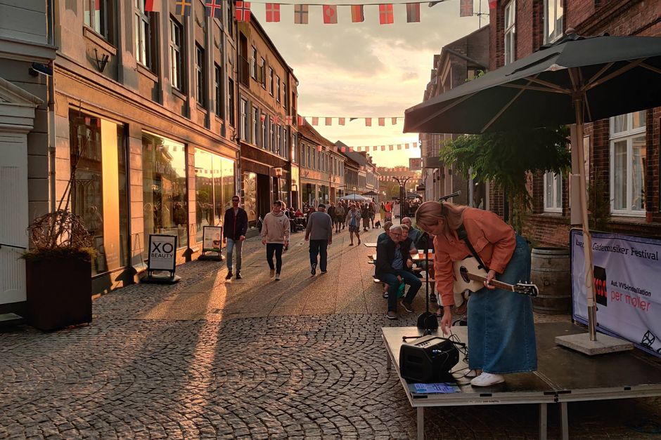 En festdag i bymidten: Gademusiker Festivalen kunne atter samle Grenaa til levende musik (Lokalavisen Norddjurs)